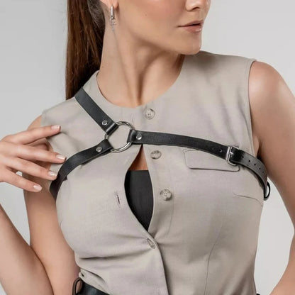 Black body cage harness with O-ring front and adjustable strap buckles