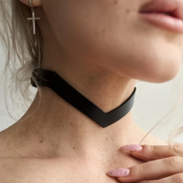Elyzith Temptress black choker with V-shaped front and adjustable band