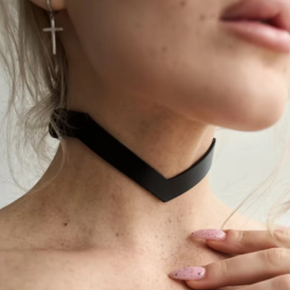 Elyzith Temptress black choker with V-shaped front and adjustable band